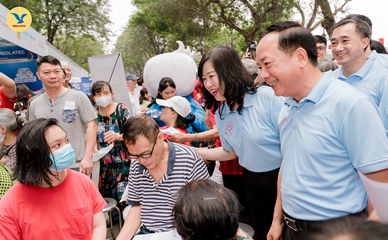 Các đồng chí lãnh đạo ân cần hỏi thăm người dân tại khu vực xét nghiệm
