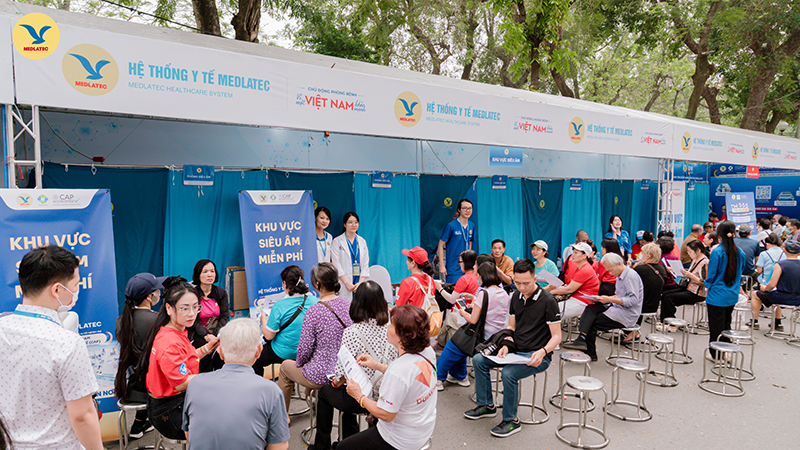 Ngay từ sáng, nhiều người dân đã đến tham quan, tìm hiểu dịch vụ tại khu vực gian hàng của MEDLATEC