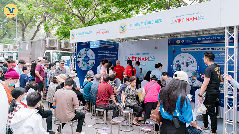 Mọi người xếp hàng ngay ngắn, trật tự chờ đến lượt để vào trải nghiệm dịch vụ y tế hiện đại của MEDLATEC