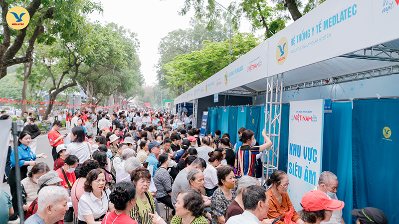 Người dân đổ về khu vực gian hàng khám sức khỏe của MEDLATEC mỗi lúc một đông