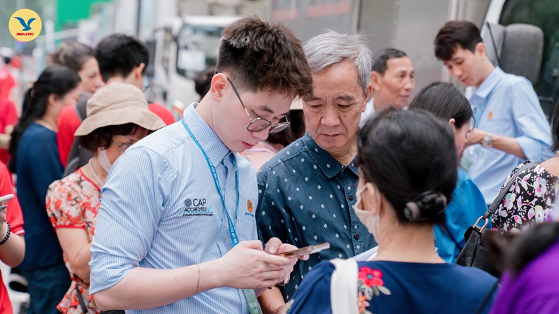 Các cán bộ của MEDLATEC giới thiệu sản phẩm, dịch vụ chăm sóc sức khỏe cho người dân tại sự kiện