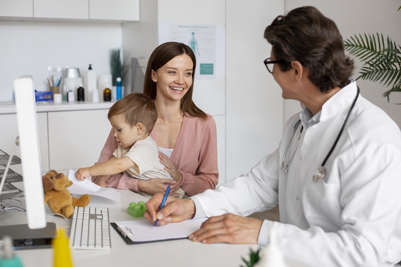 Trẻ có vấn đề về da cần được đánh giá để điều trị đúng hướng bởi bác sĩ chuyên khoa 