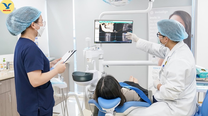 Khách hàng được bác sĩ thăm khám, tư vấn tình trạng nha khoa trước khi niềng răng tại MEDLATEC