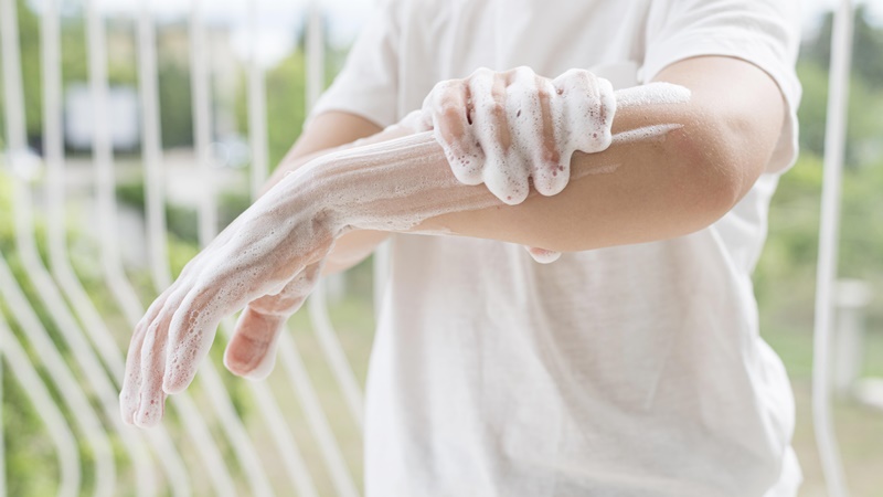 Rửa sạch tay khi bị côn trùng cắn