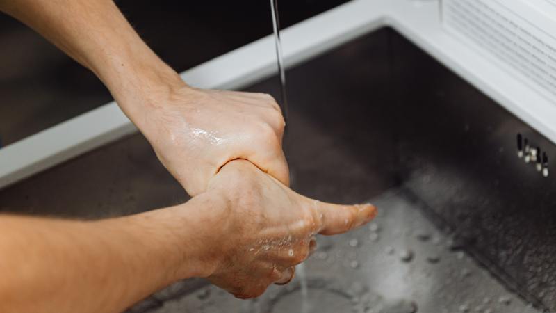 Hãy rửa kỹ vùng da bị cắn bằng nước sạch kết hợp với xà phòng nhằm hạn chế nguy cơ nhiễm khuẩn 