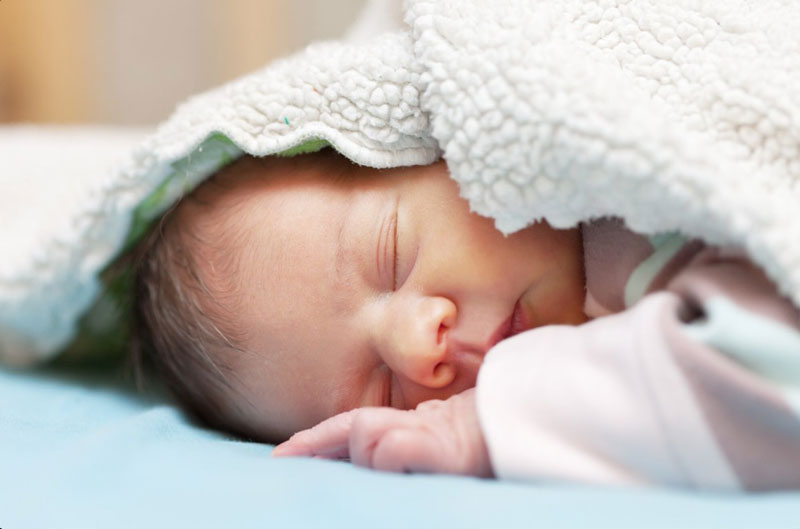 Khi nằm sấp, trẻ thường tiết nước bọt và chảy dãi nhiều 