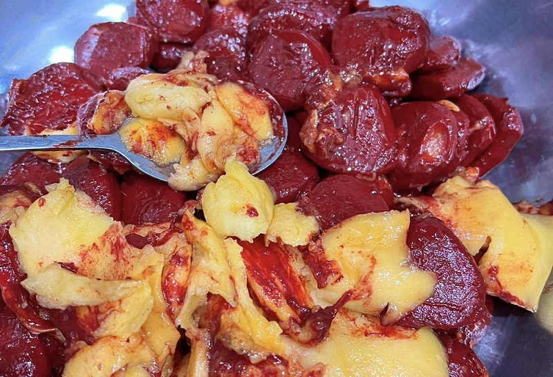 Chỉ sử dụng phần thịt vàng của quả gấc khi còn tươi, không có dấu hiệu hư hỏng và được chế biến hợp vệ sinh