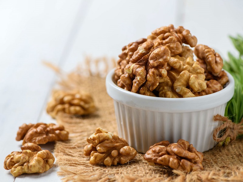 Nhân quả óc chó sau khi tách vỏ có màu sáng, giàu dinh dưỡng