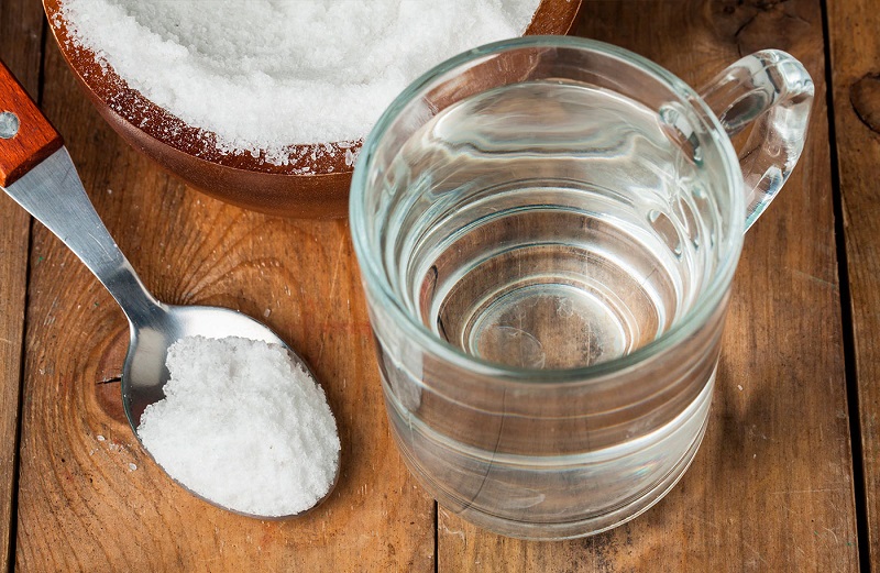Ngâm miệng bằng dung dịch nước muối có tác dụng gì trong việc trị nhiệt miệng?