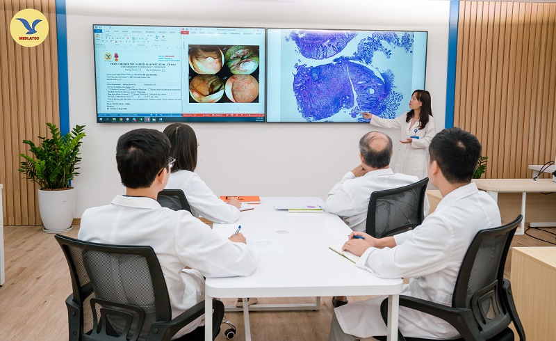 Các chuyên gia hội chẩn ca bệnh khó tại Trung tâm Giải phẫu bệnh MEDLATEC