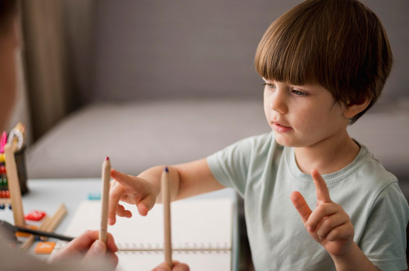 Cha mẹ cần kiên nhẫn giao tiếp và tương tác với bé