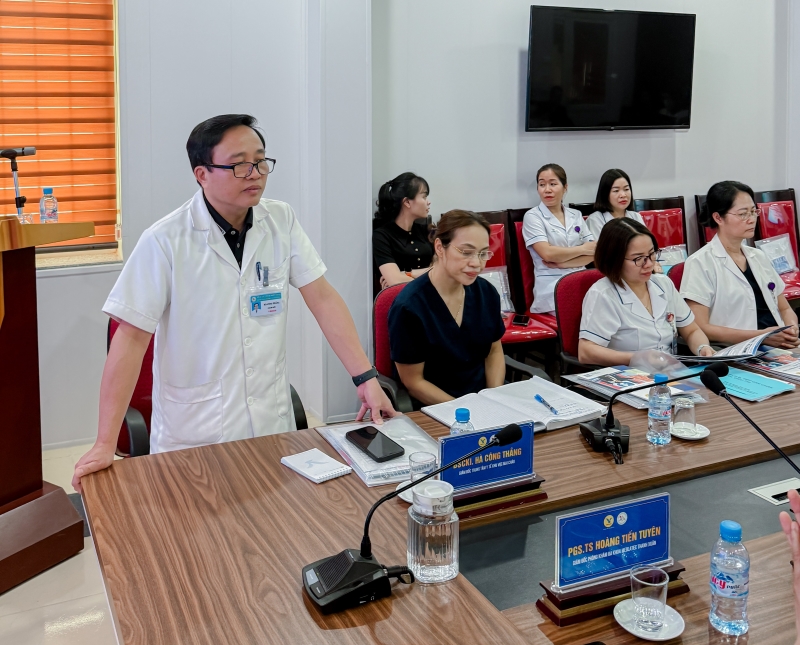 BSCKI. Hà Công Thắng - Giám đốc Trung tâm Y tế khu vực Mai Châu phát biểu tại hội nghị 