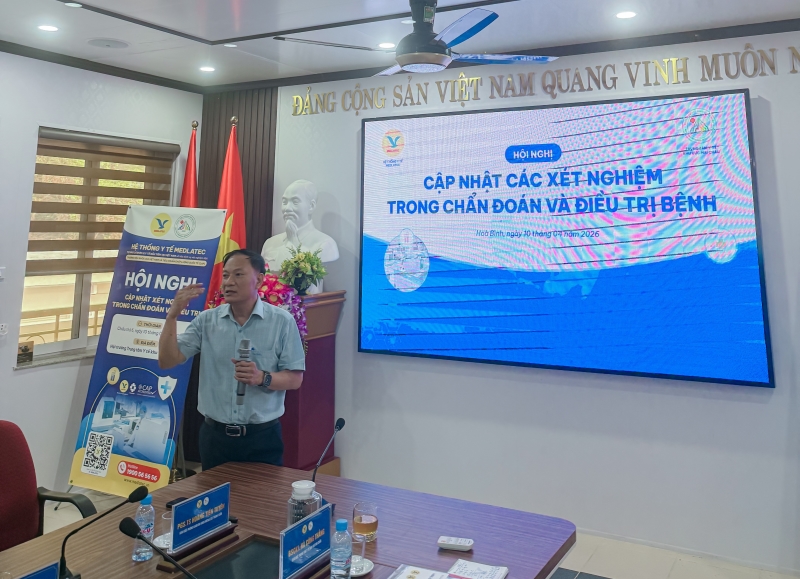 PGS.TS Hoàng Tiến Tuyên trình bày báo cáo với chủ đề 