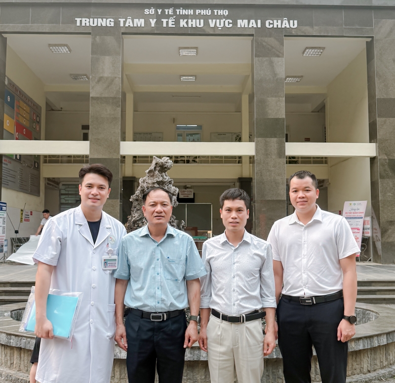 Đoàn công tác MEDLATEC chụp ảnh lưu niệm tại Trung tâm Y tế khu vực Mai Châu