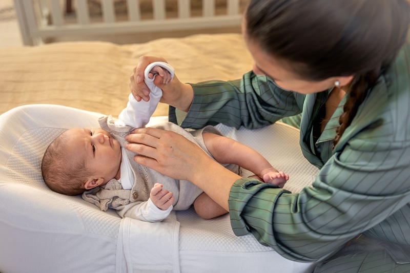 Cha mẹ cần theo dõi sức khỏe của trẻ sau khi tiêm phòng và cho con đi khám nếu có biểu hiện bất thường