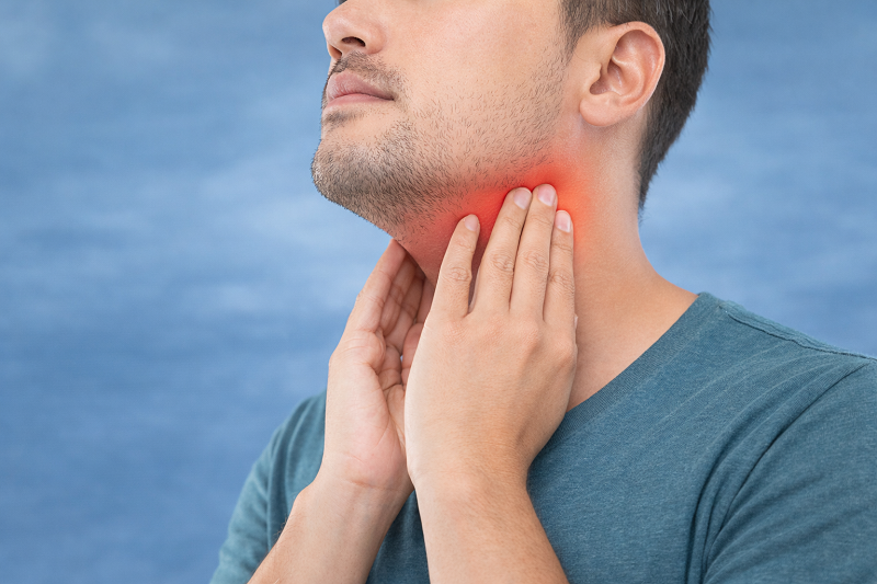 Khi nhiễm trùng vùng đầu cổ, hạch dưới cằm có thể sưng to và dễ sờ thấy