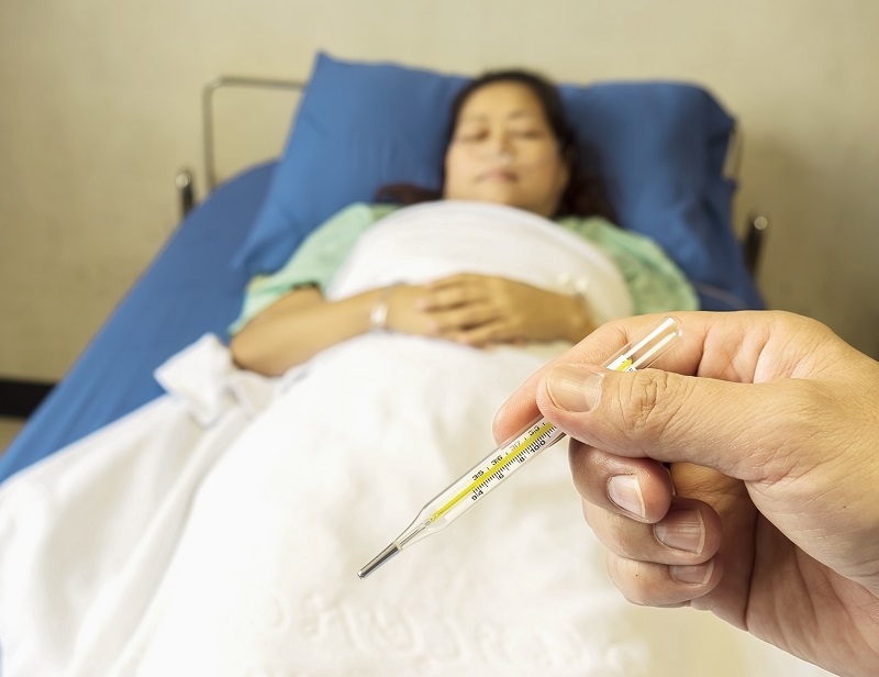 Hạch dưới cằm có thể đi kèm với nhiều triệu chứng khác như sốt, đau họng, mệt mỏi