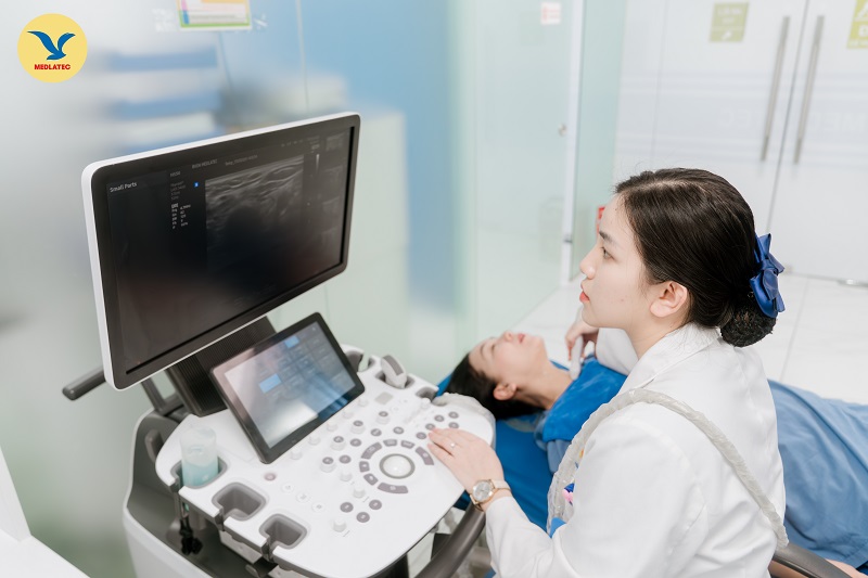 Siêu âm giúp đánh giá kích thước và cấu trúc của hạch dưới cằm.
