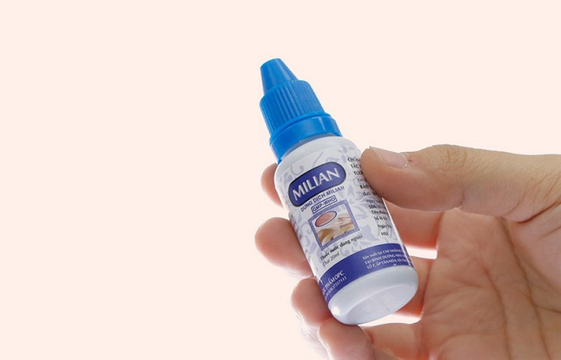 Bôi dung dịch sát khuẩn giúp làm khô mụn nước và hạn chế nhiễm trùng