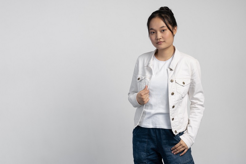 Mặc đồ bó sát có thể làm mụn nước vỡ, gây đau rát, châm chích và khó chịu kéo dài