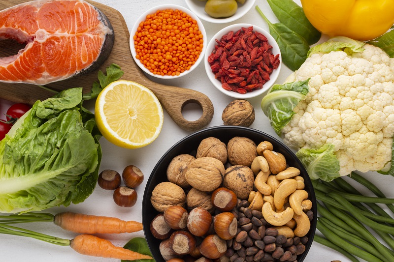 Bạn nên bổ sung thực phẩm giàu vitamin nhóm B và C để hỗ trợ cơ thể phục hồi