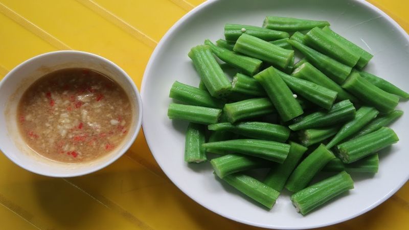 Đậu bắp luộc giúp giữ nguyên hàm lượng vitamin, chất xơ và không làm tăng lượng purin trong khẩu phần.