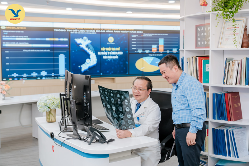 ThS.BS Lê Quỳnh Sơn (áo xanh) – Trung tâm Chẩn đoán hình ảnh MEDLATEC