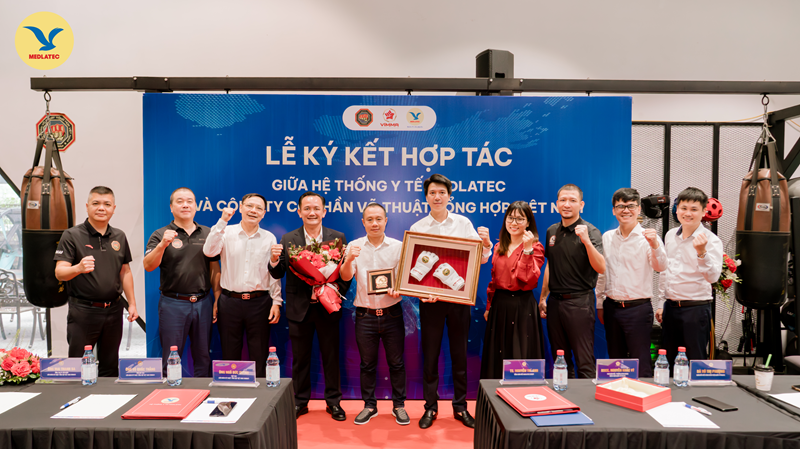 Đại diện Hệ thống Y tế MEDLATEC và Công ty Cổ phần Võ thuật Tổng hợp Việt Nam trao tặng quà lưu niệm, ghi dấu mốc hợp tác giữa hai đơn vị