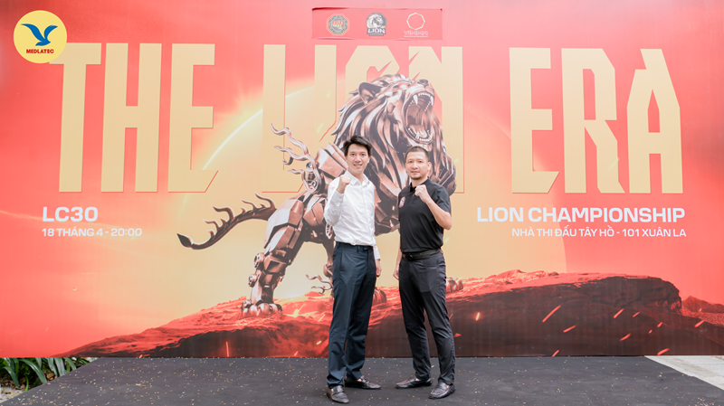 TS. Nguyễn Trí Anh - Tổng Giám đốc MEDLATEC GROUP và ông Đỗ Duy Anh - Giám đốc Công ty Cổ phần Võ thuật Tổng hợp Việt Nam chụp ảnh lưu niệm tại lễ ký kết