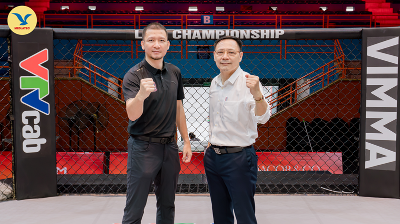 BSCC. Nguyễn Khắc Vỹ (áo trắng) chụp hình lưu niệm cùng ông Đỗ Duy Anh