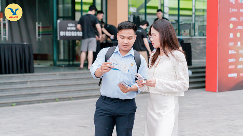 Khán giả được tư vấn sức khỏe và tặng voucher miễn phí xét nghiệm men gan tại gian hàng của MEDLATEC