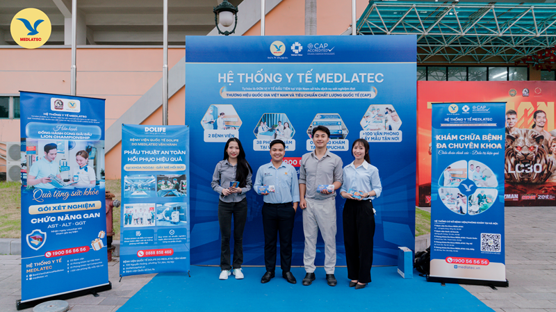 Khán giả được tư vấn sức khỏe và tặng voucher miễn phí xét nghiệm men gan tại gian hàng của MEDLATEC