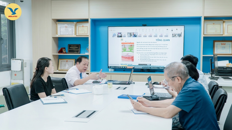 Tại điểm cầu Bệnh viện Đa khoa MEDLATEC, BS. Nguyễn Thị Trinh trình bày ca bệnh điển hình về nhau tiền đạo, nhau cài răng lược 