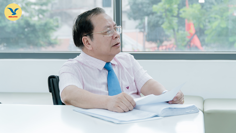 PGS. Nguyễn Quốc Dũng đánh giá cao chất lượng các báo cáo và sự tham gia tích cực của đội ngũ bác sĩ tại các đầu cầu