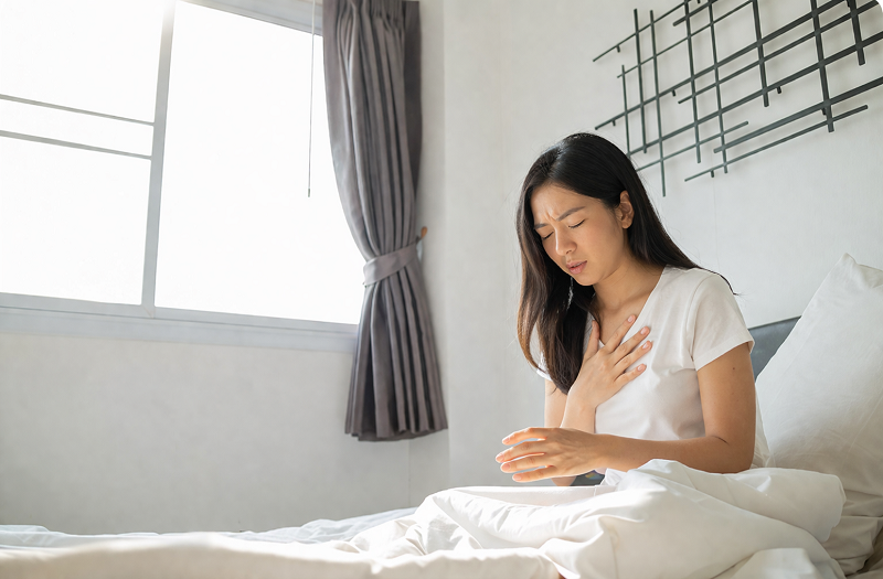 Khi nấc cụt kèm theo đau ngực, khó thở, cần đi khám để loại trừ bệnh lý nguy hiểm.