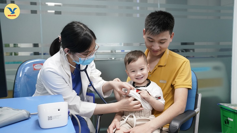 Cha mẹ cần đưa trẻ đi khám khi có dấu hiệu nhiễm khuẩn 