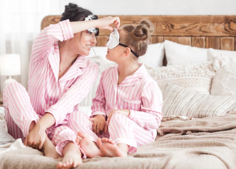 Cha mẹ nên lựa chọn trang phục phù hợp cho trẻ khi ngủ 