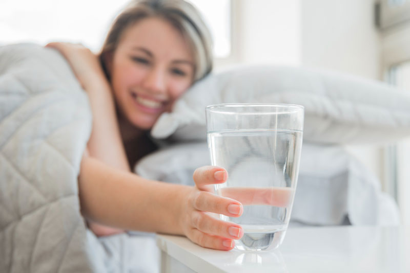 Chị em nên duy trì thói quen uống nhiều nước mỗi ngày