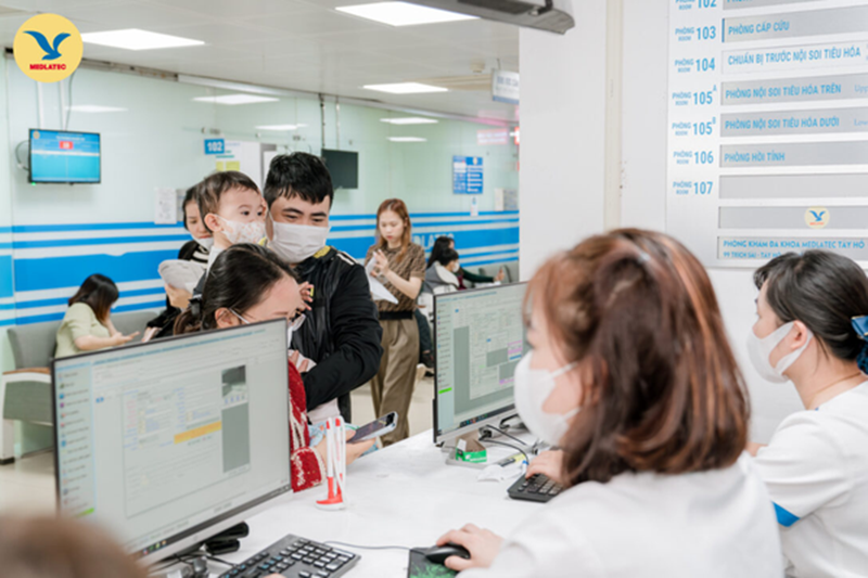 Cha mẹ nên đưa trẻ đi khám nếu trẻ có triệu chứng nghi ngờ viêm phổi