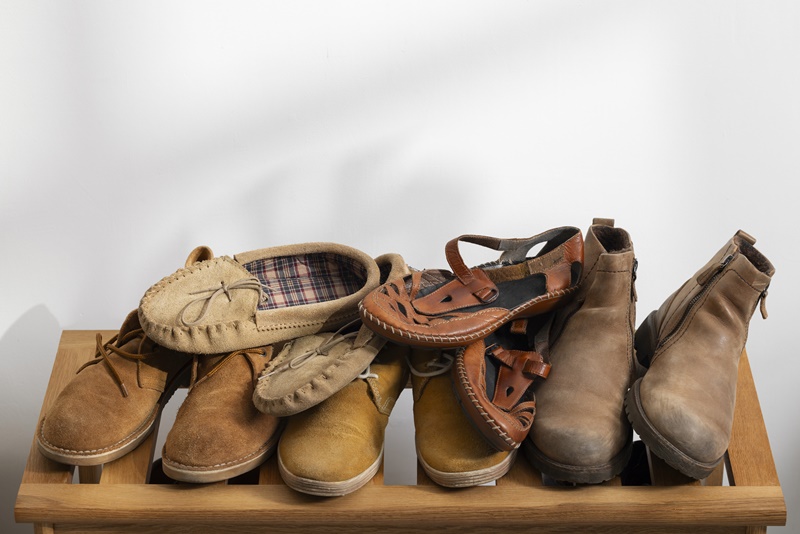 Để phòng ngừa mụn cóc và nhiều bệnh lý khác, bạn không nên đi dép hay giày của người khác