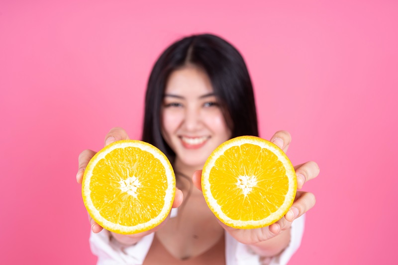 Vitamin C trong nước cam hỗ trợ tăng cường hệ miễn dịch