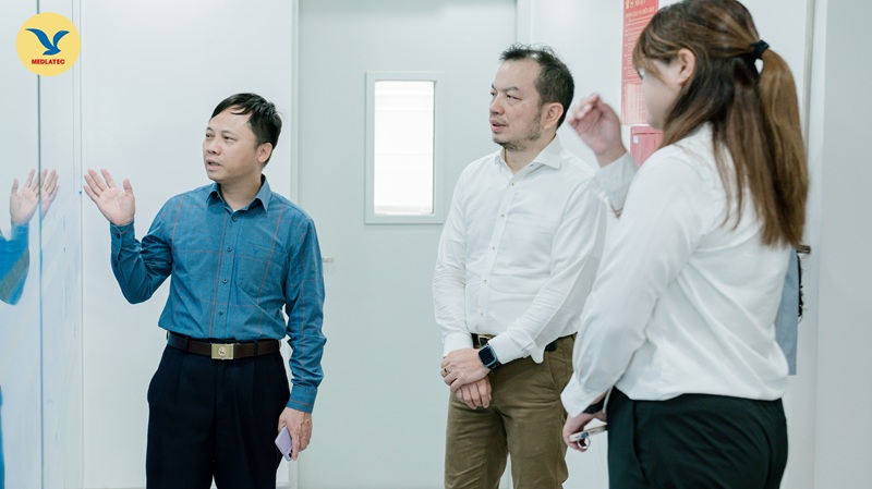 PGS.TS Nguyễn Thái Sơn - Giám đốc Hệ thống Xét nghiệm MEDLATEC dẫn đoàn đi tham quan các phòng/ban của Trung tâm Xét nghiệm