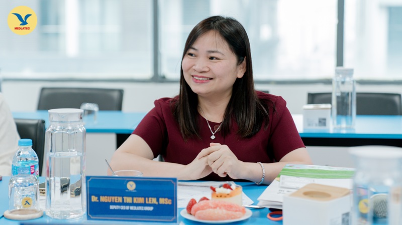 ThS.BSCKII. Nguyễn Thị Kim Len – Phó Tổng Giám đốc MEDLATEC GROUP tại buổi đón tiếp, làm việc với CENTOGENE