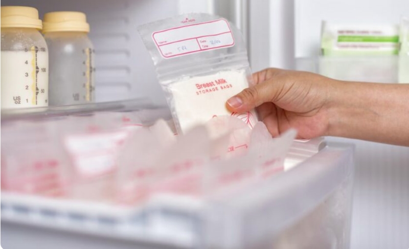 Việc lưu trữ sữa mẹ trong ngăn mát hoặc ngăn đông tủ lạnh giúp duy trì giá trị dinh dưỡng