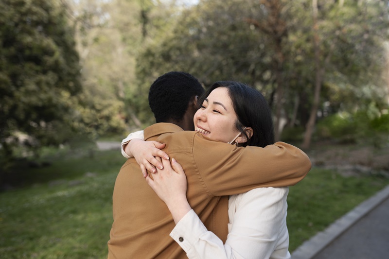 Ôm là cử chỉ thân mật, thể hiện sự yêu thương, an ủi. 