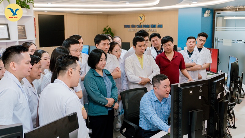 Các học viên đi tham quan, tìm hiểu về quy mô, quy trình hoạt động của Trung tâm Chẩn đoán hình ảnh MEDLATEC