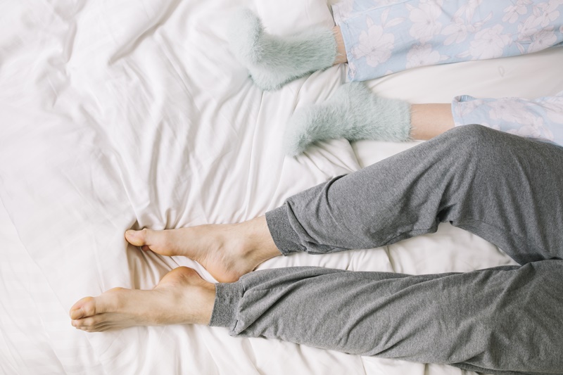 Căng cơ bắp ở chân có thể do nhiều nguyên nhân như thói quen sinh hoạt không khoa học hay một số bệnh nền