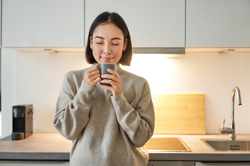 Uống nước ấm giúp giảm căng cơ 
