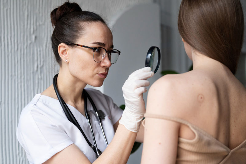 Nếu hiện tượng ngứa toàn thân kéo dài trên 2 tuần, mọi người nên đi khám