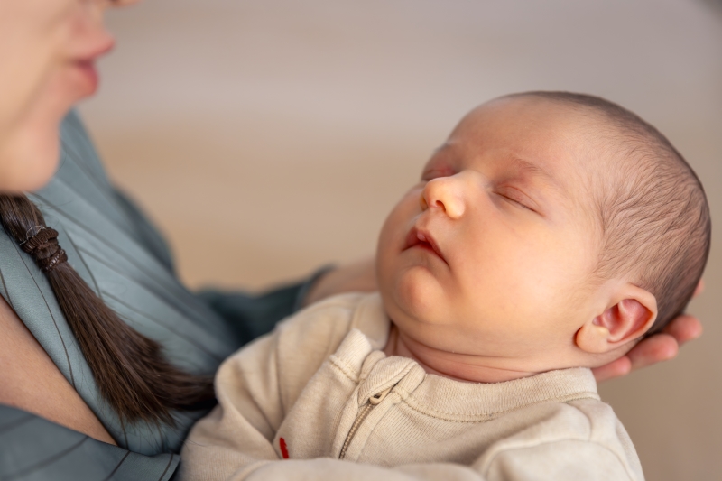 Hầu hết các trường hợp trẻ sơ sinh bị lõm đầu phía sau là do tư thế và cấu trúc xương sọ chưa hoàn thiện 